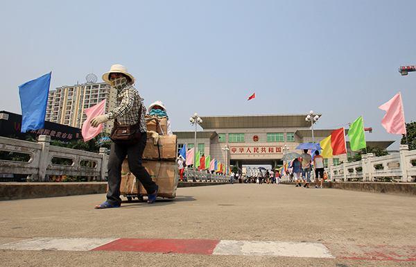 越南夜市生活美女如云,越南夜市的姑娘视频