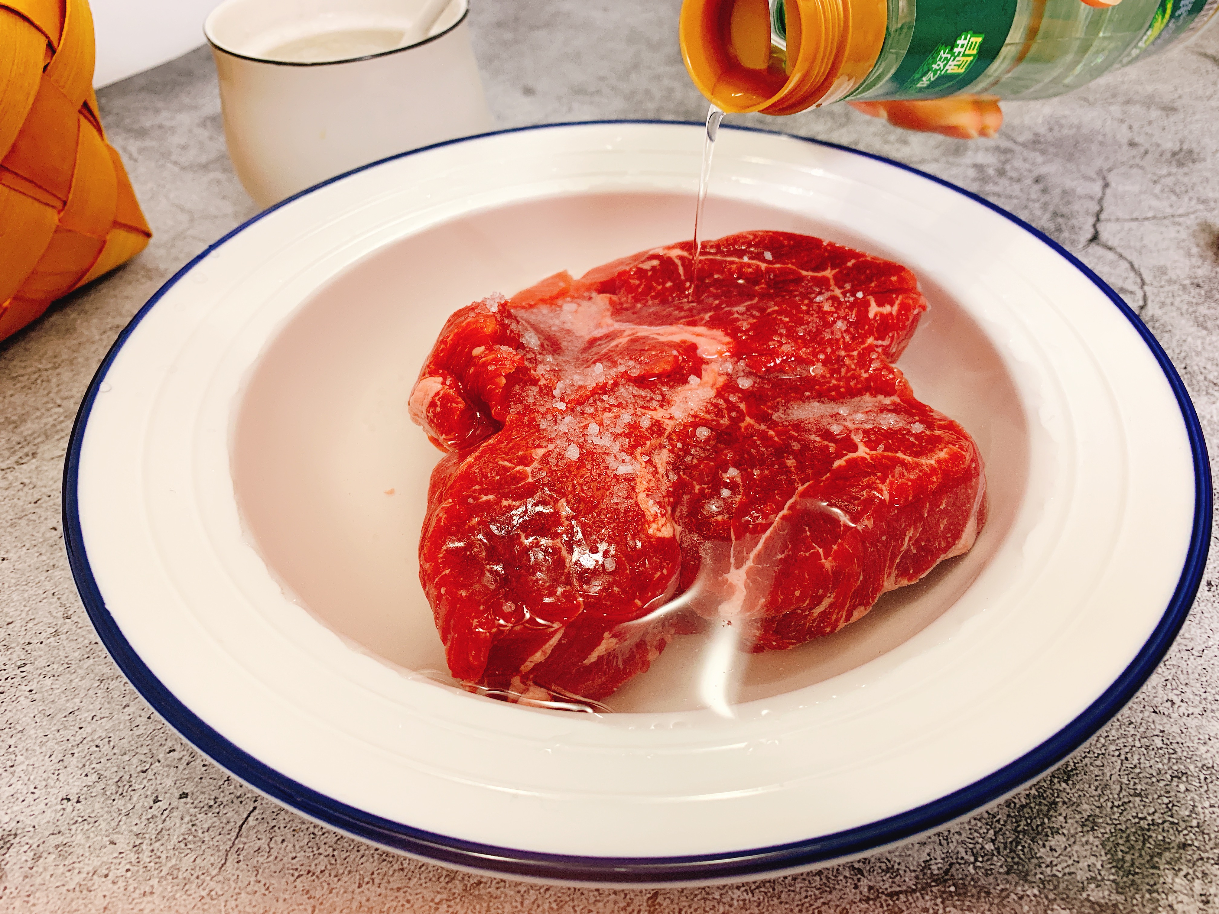 5分钟教你怎么解冻肉,老屠夫杀猪手法娴熟