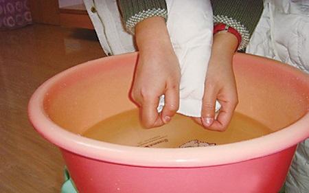 羽绒服去油渍小妙招清洗视频,电吹风清洁羽绒服油渍小妙招