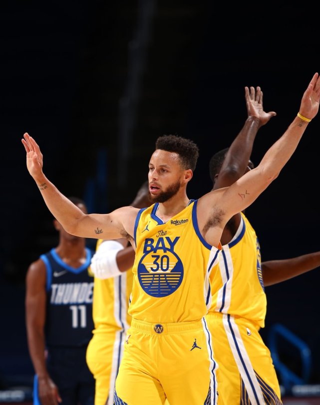 库里3节11记三分轰39分勇士大胜,库里33分逆转