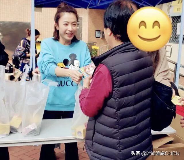 刘銮雄娇妻甘比做义工,刘銮雄携娇妻恩爱亮相