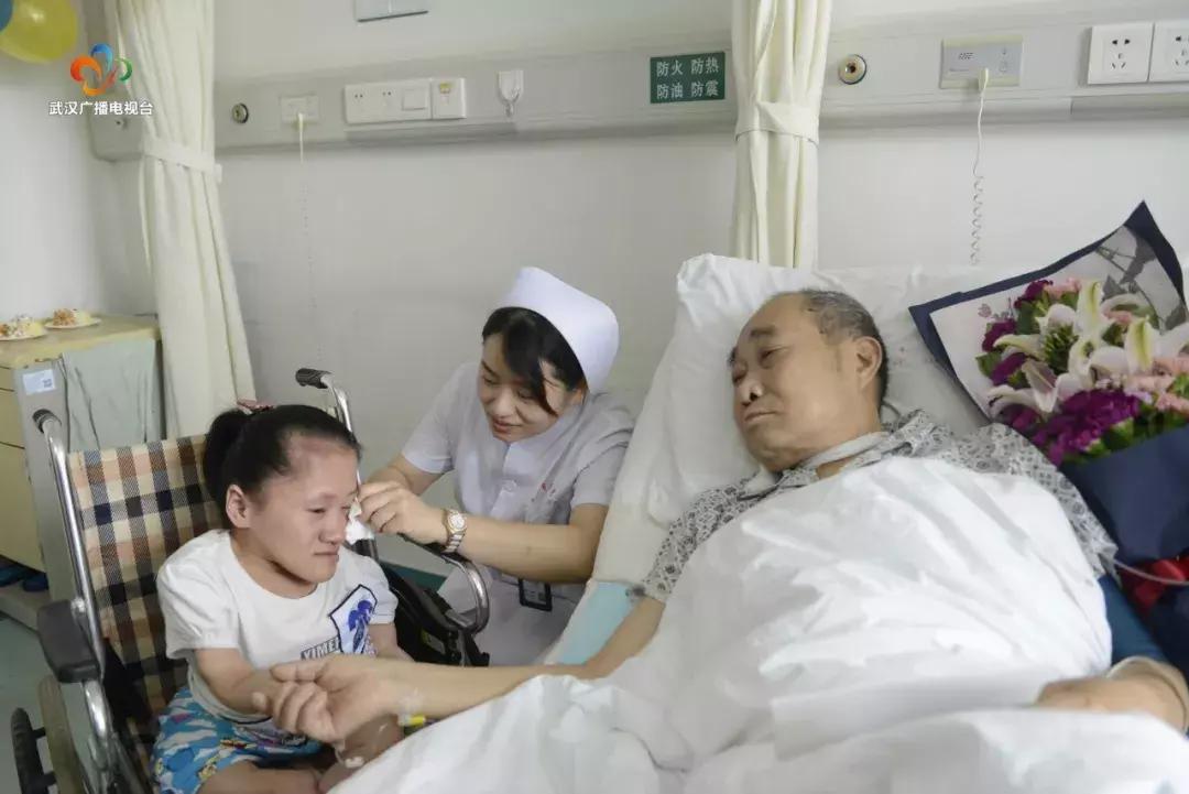 三轮车夫收养女孩,三轮车夫收养玻璃女孩30年