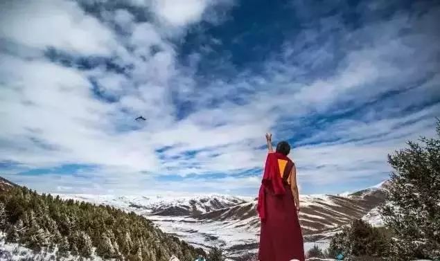 色达下雪了红白交织,色达下雪了图片大全