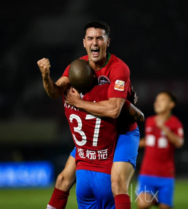 建业足球中外队员在郑州中牟基地，也能吃上一碗地道的羊肉烩面了