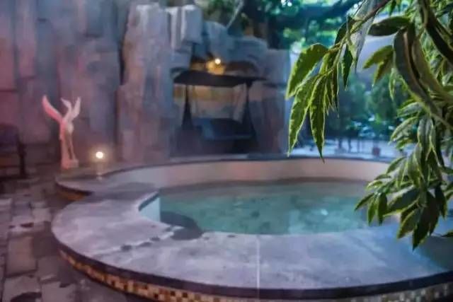 好似北京闹市中的瑶池仙境，使紧张的神经放松，运河苑温泉水世界