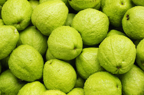 它外面像不熟的,里面像西瓜,广东人喊它“鸡屎果”,你吃过吗?