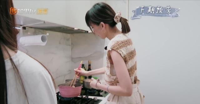 陈若仪家庭聚餐展露厨艺，林志颖妈妈尝后却疑问三连，网友：悬？