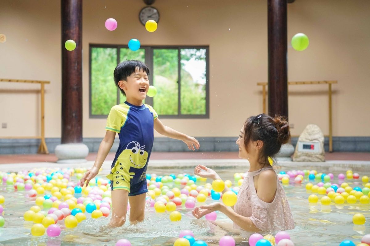 福建泉州聚龙小镇温泉公园：岩脉温泉中药花瓣池亲子戏水区