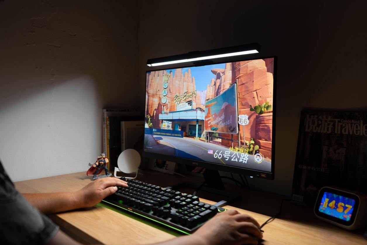 柔光不刺眼,夜间照明更舒适,体验如鱼生活非对称屏幕挂灯