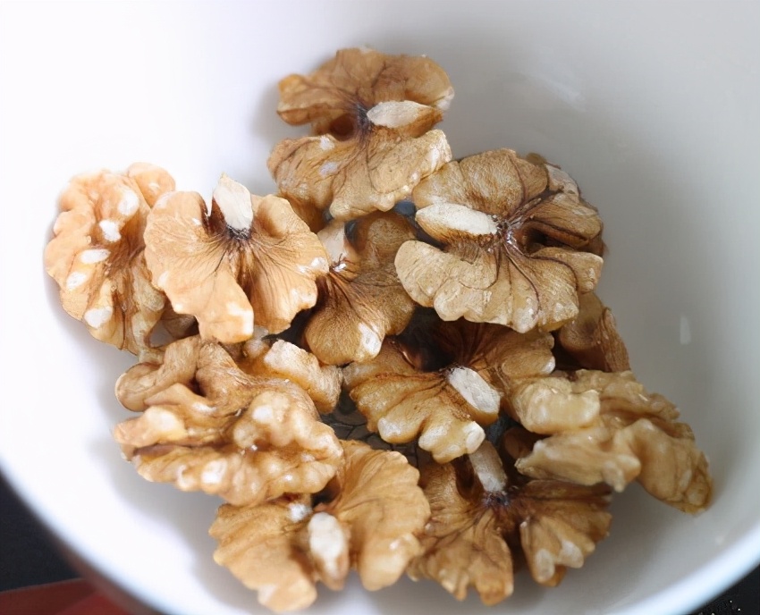 核桃和红枣煮水喝有什么效果,把红枣炒糊泡水喝有什么功效