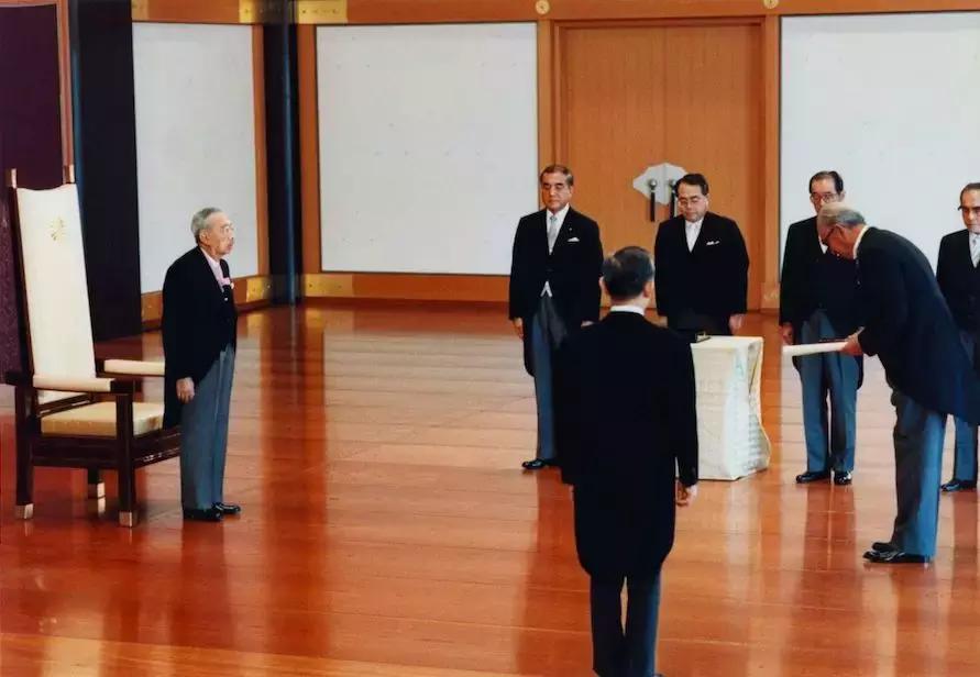 世人说我的爸爸是神，但他就是个普通人