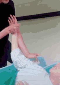 4分钟顺产视频曝光，丈夫的反应让人沉默：女人是在用命生孩子