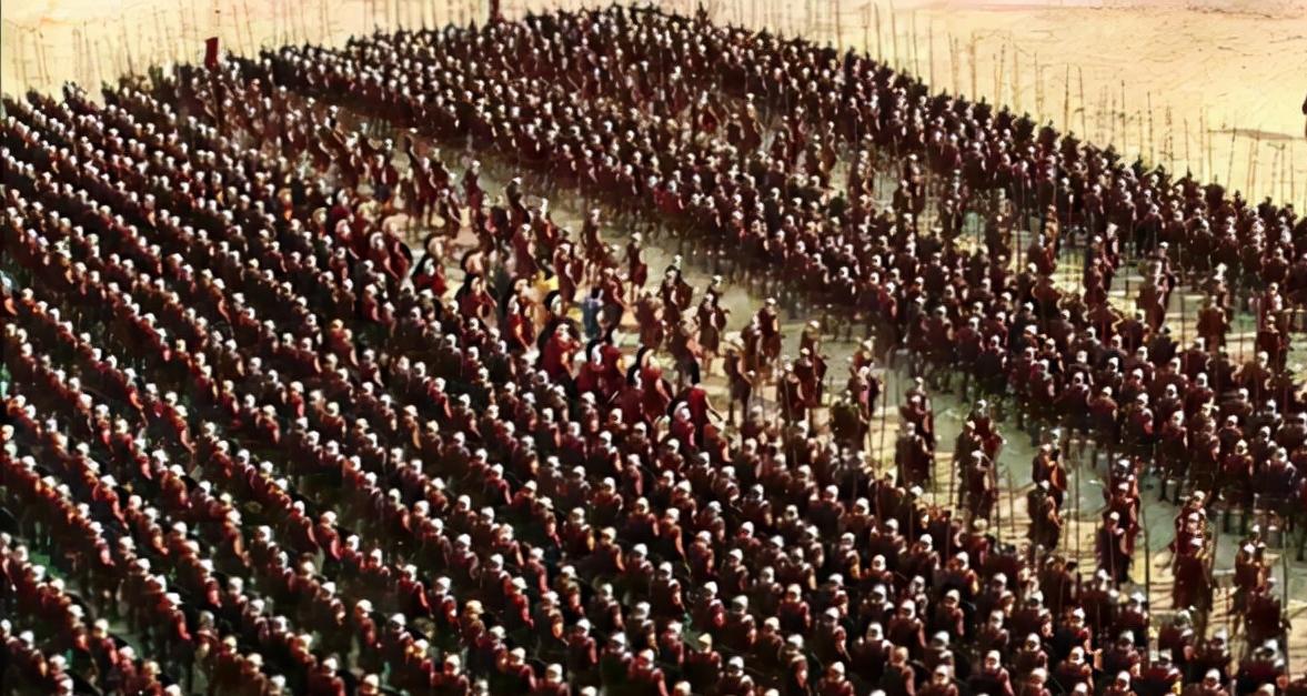 古代打仗第一排的兵明知道要死,古代打仗为什么士兵敢往前面冲