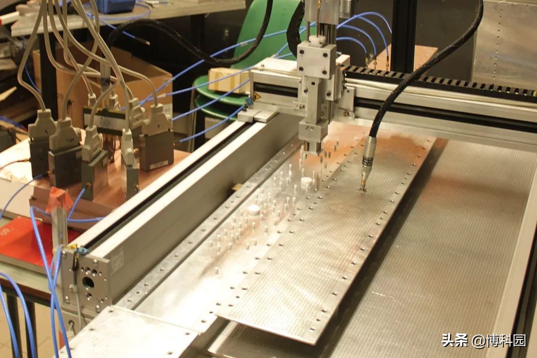 完美的光源！完全吸收某种颜色的光，随机反激光器