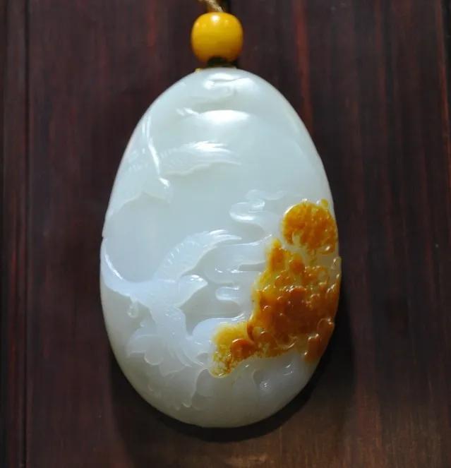 玩玉入门须知,羊脂玉鉴别用摩擦吸纸的方法