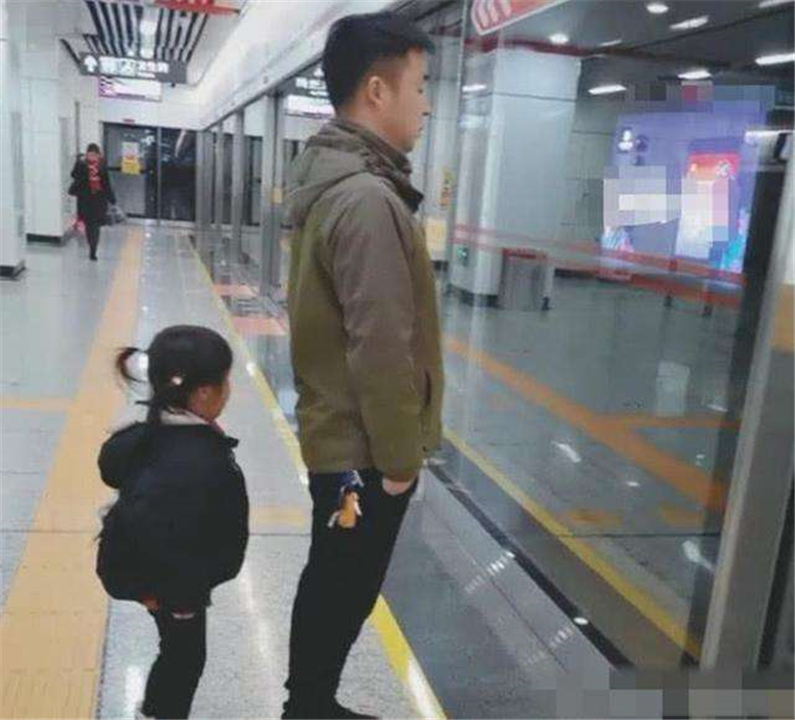 地铁上姐弟俩的坐姿惹争议,姐弟俩地铁坐姿视频