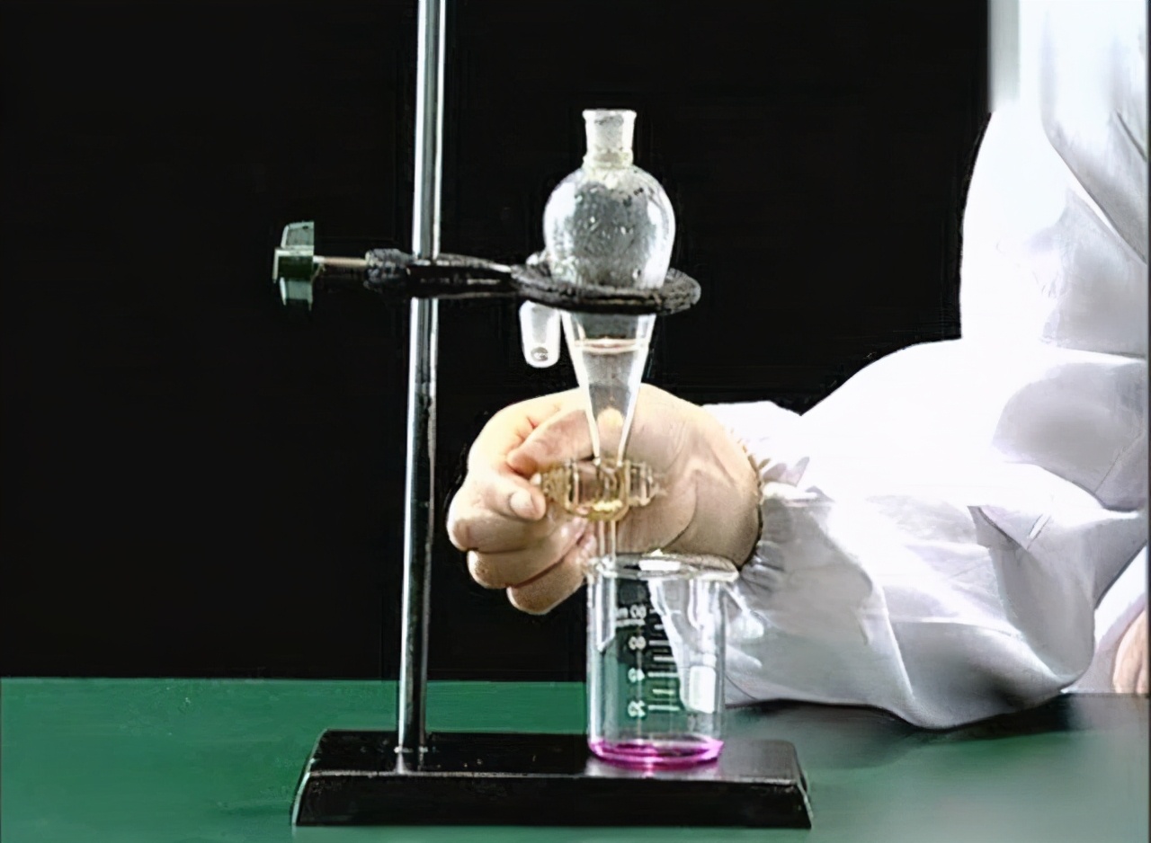 天才自学制毒,北美毒王重金求配方,被抓后挑衅民警:你玩不过我