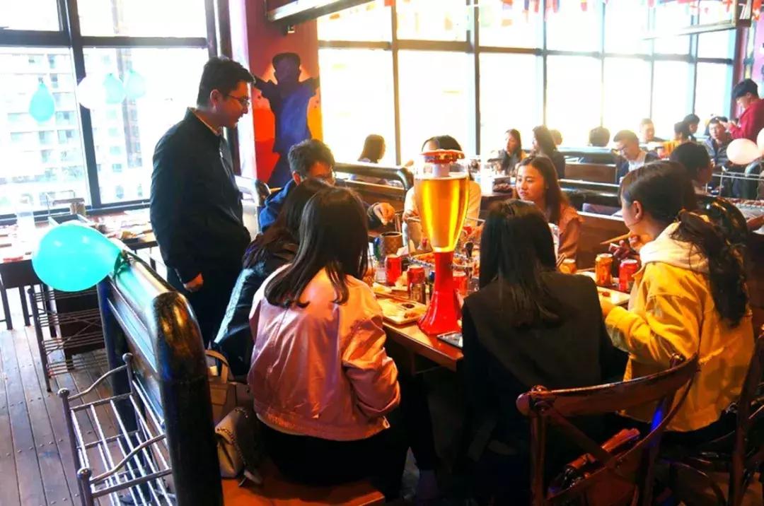 撸着串听着歌,这家火爆曲靖的BBQ才是你啤酒、烧烤的圣地!