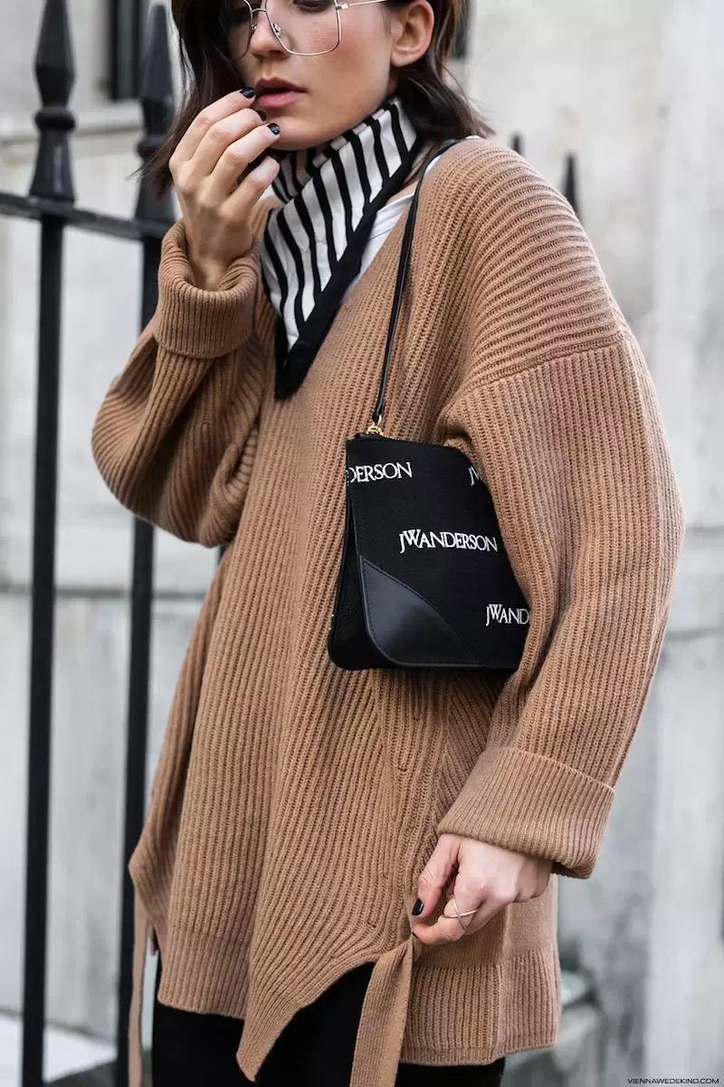 一条方丝巾怎么穿出时尚,素色丝巾的系法大全简单又好看