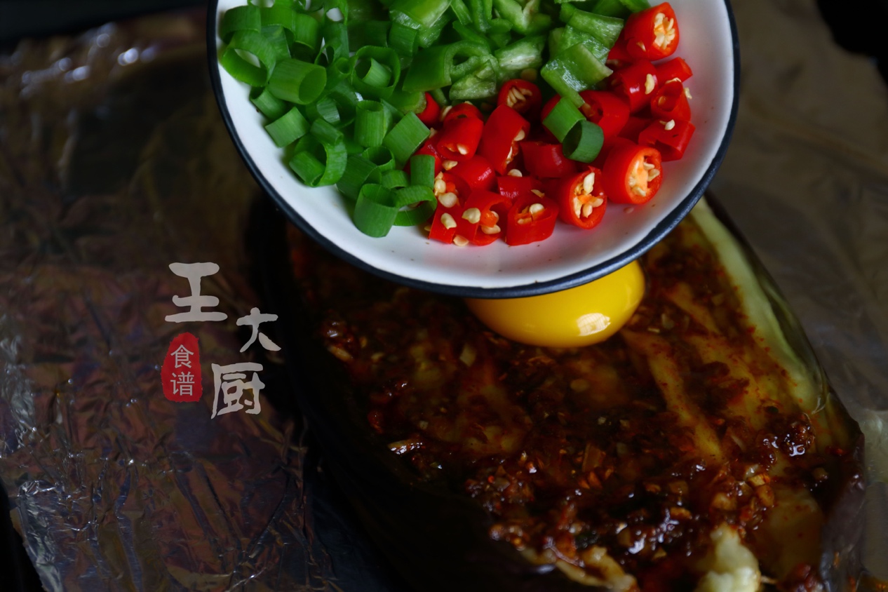 鸡蛋蒜蓉茄子蒸着吃的做法,家庭版蒜泥烤茄子