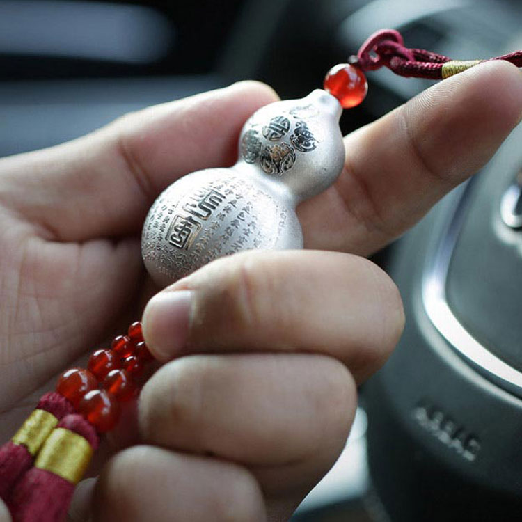 白银为何戴会变白一洗就变黑,白银能长期戴吗