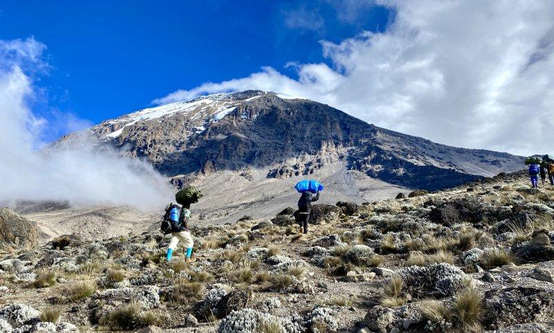 登上非洲之巅乞力马扎罗山，瑞士Odlo奥递乐保暖内衣实测