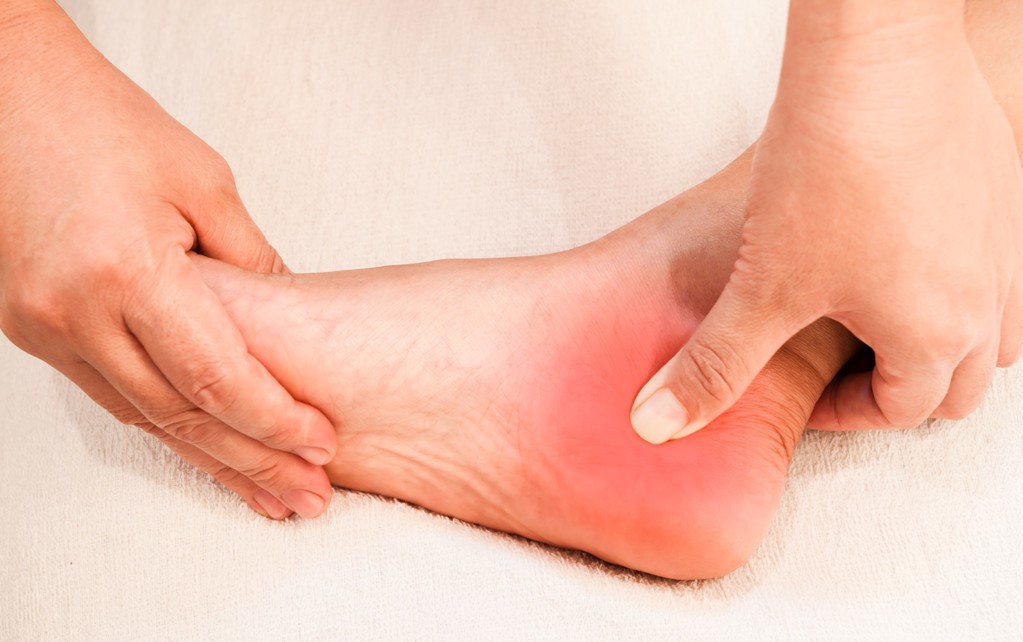 崴脚热敷后抹药还是热敷前抹药,崴脚后多少天可以热敷