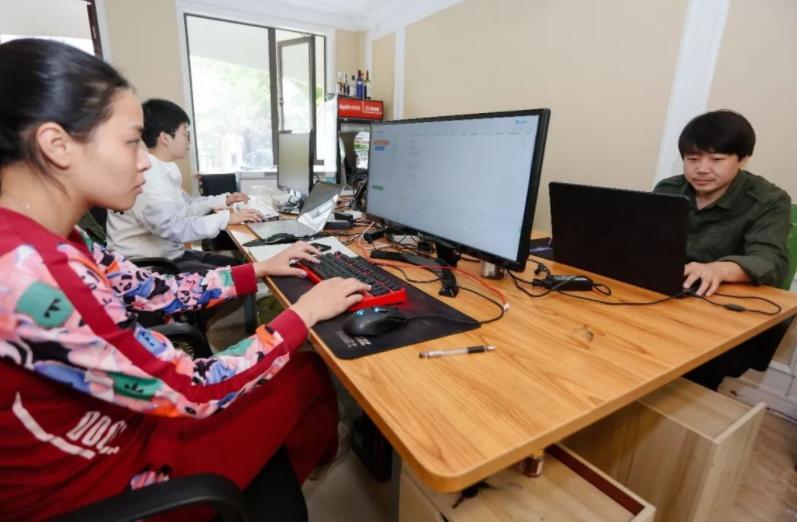 学生刚适应“996”工作制，却又迎来“715”，毕业生叫苦连天