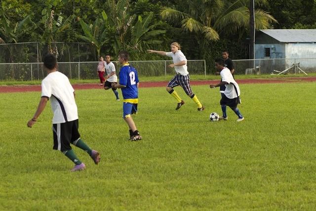 去执教世界上最差的国家队？两个足球爱好者的奇幻冒险之旅