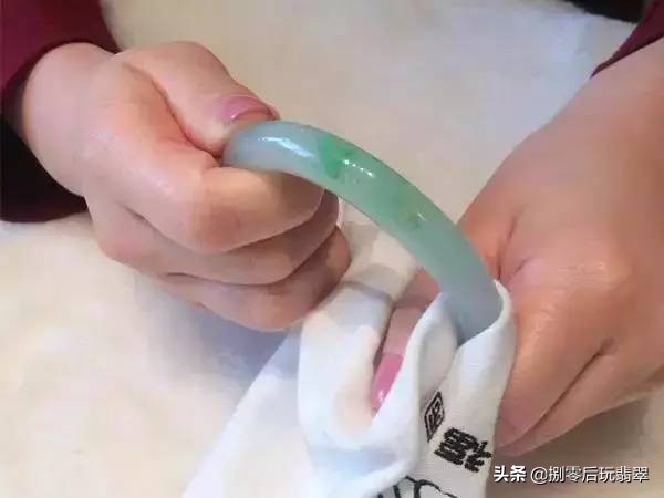 翡翠手镯洗澡时要取下来吗,戴翡翠手镯晚上需要取下来吗