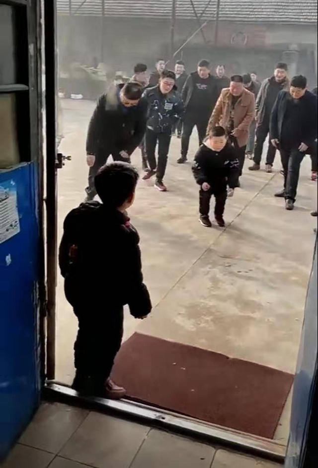 60岁大爷给6岁小孩磕头拜年视频,40岁男子跪地给8岁小朋友磕头拜年