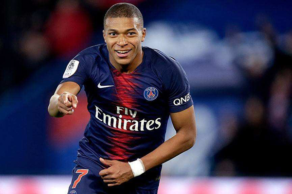 足坛十大转会费过亿球星,足坛转会费第一个破亿