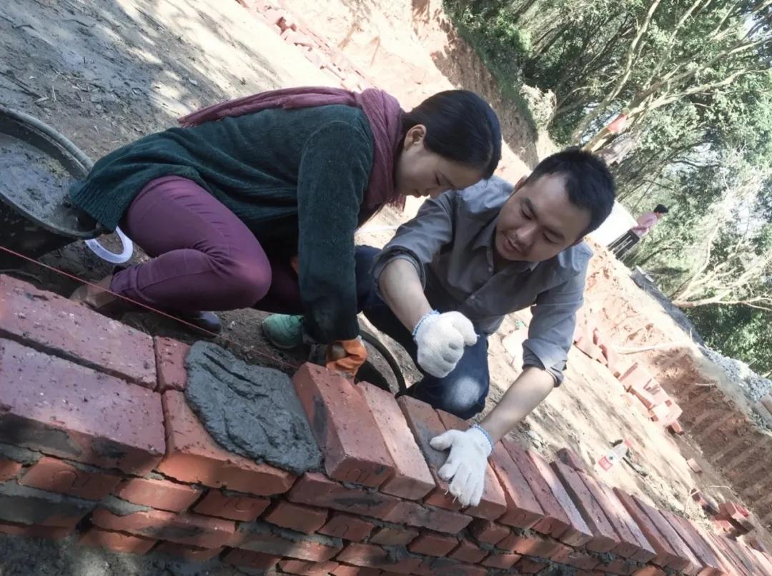 夫妻深山打造500万别墅,90后夫妻隐居山林自建小屋