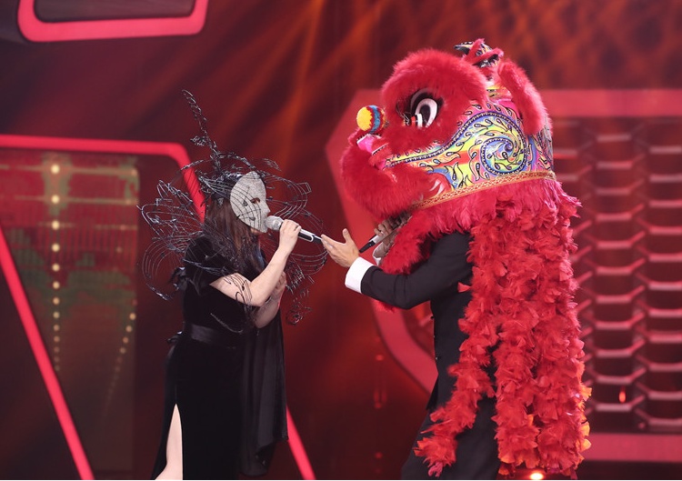 蒙面唱将戴黑帽的女嘉宾 (蒙面唱将看眼睛就知道是谁)