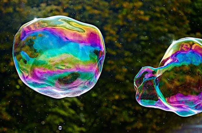 巧克力不只有黑白色,研究员制造微观结构,让巧克力拥有光泽色彩