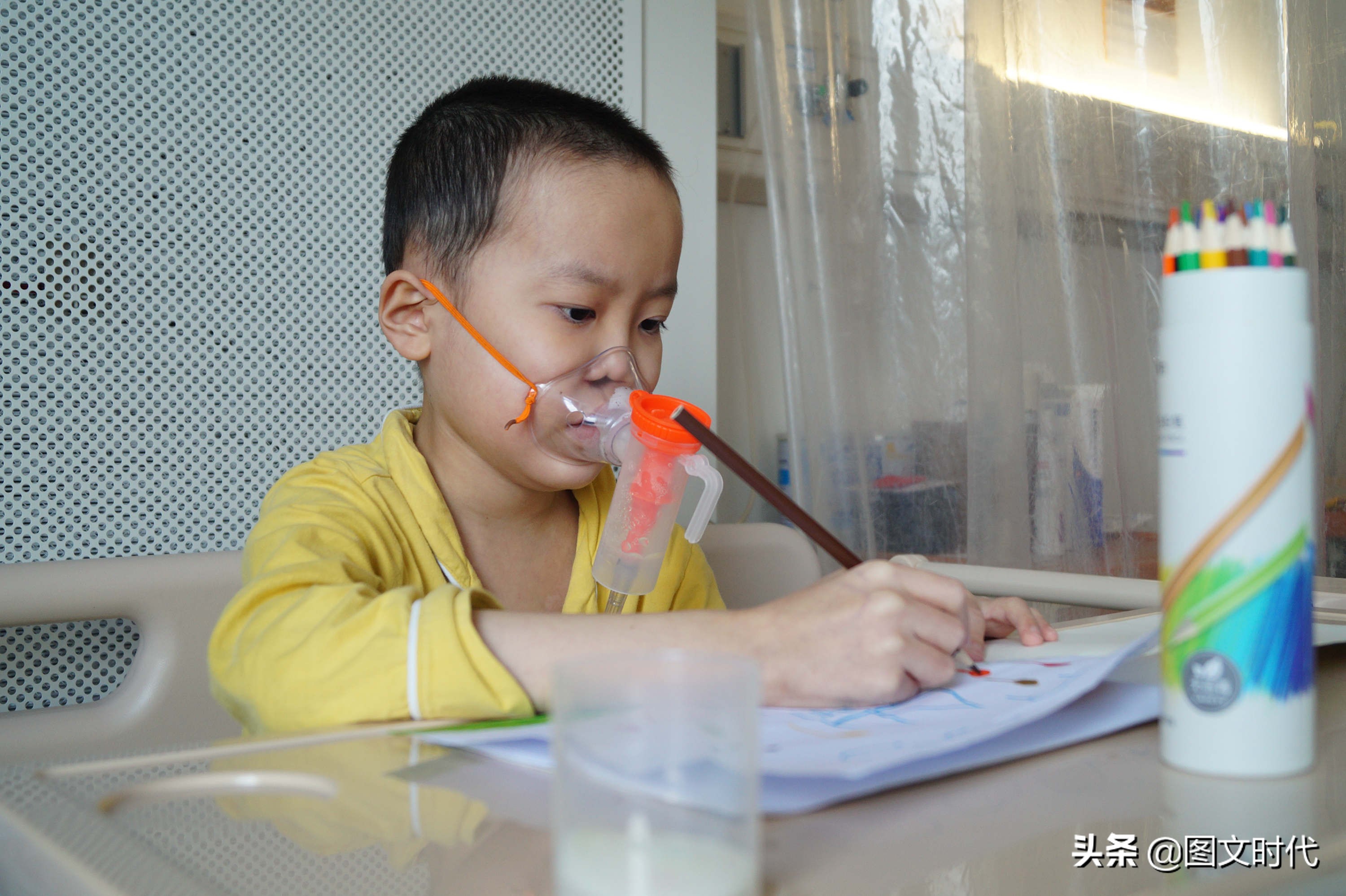 8岁男童挖鼻孔住院,一男子为救孩子被掏空