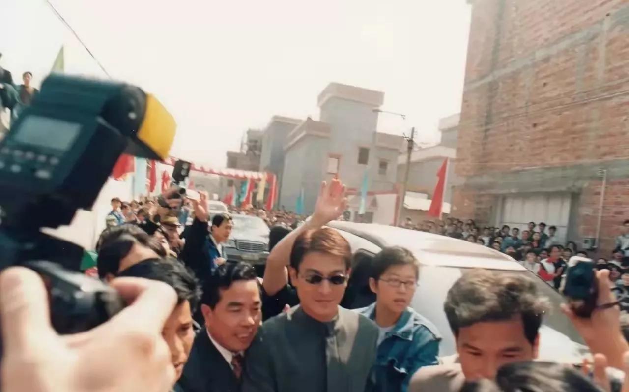 刘德华回乡拜祭祖宗的故事,刘德华回老家认祖归宗争地