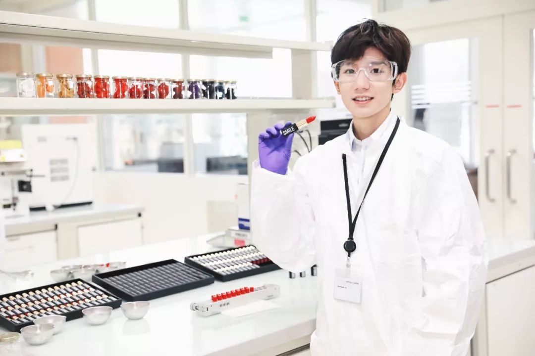 涂上自己喜欢的口红,涂上像自己本身唇色的口红