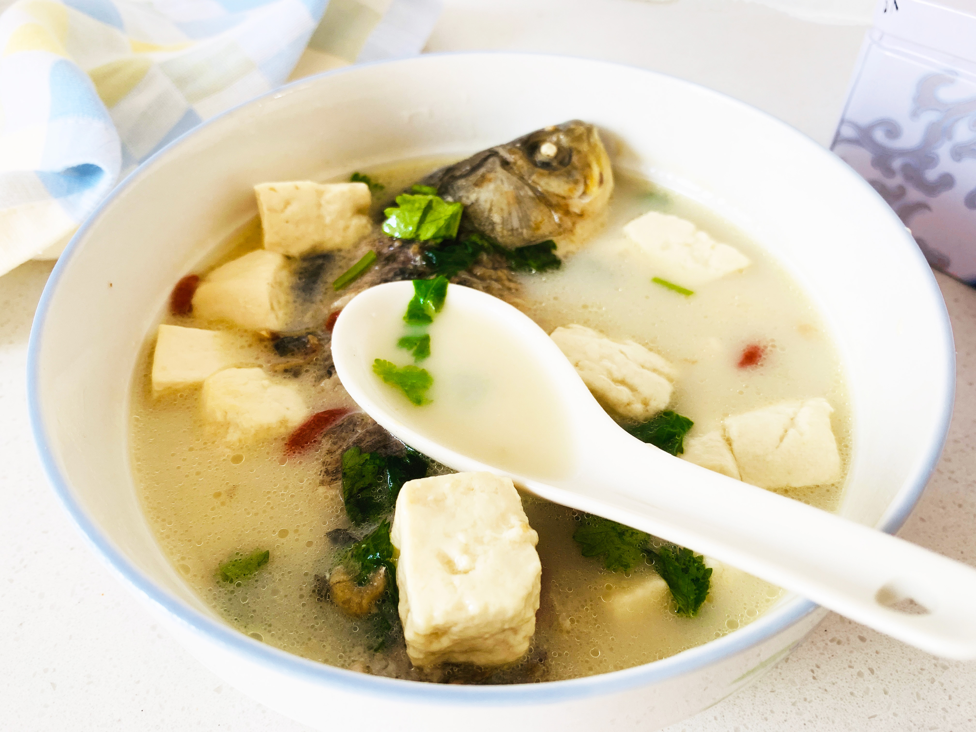 鱼汤的做法鲫鱼炖豆腐放什么材料,鲫鱼炖豆腐豆腐怎么更入味