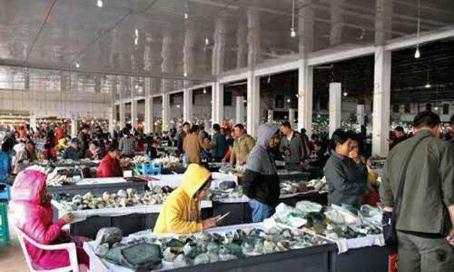 瑞丽翡翠市场赌石切石头多少钱,瑞丽翡翠赌石