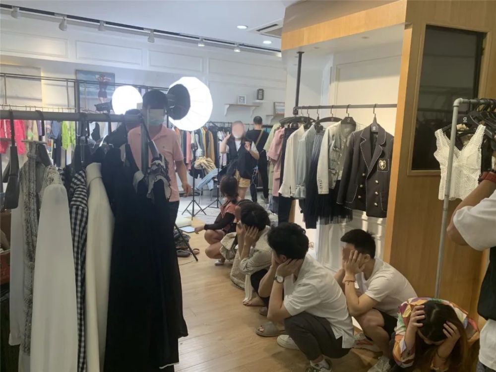 最强打工人！李佳琦预售卖35亿，却被曝卖假货？直播带货坑太多