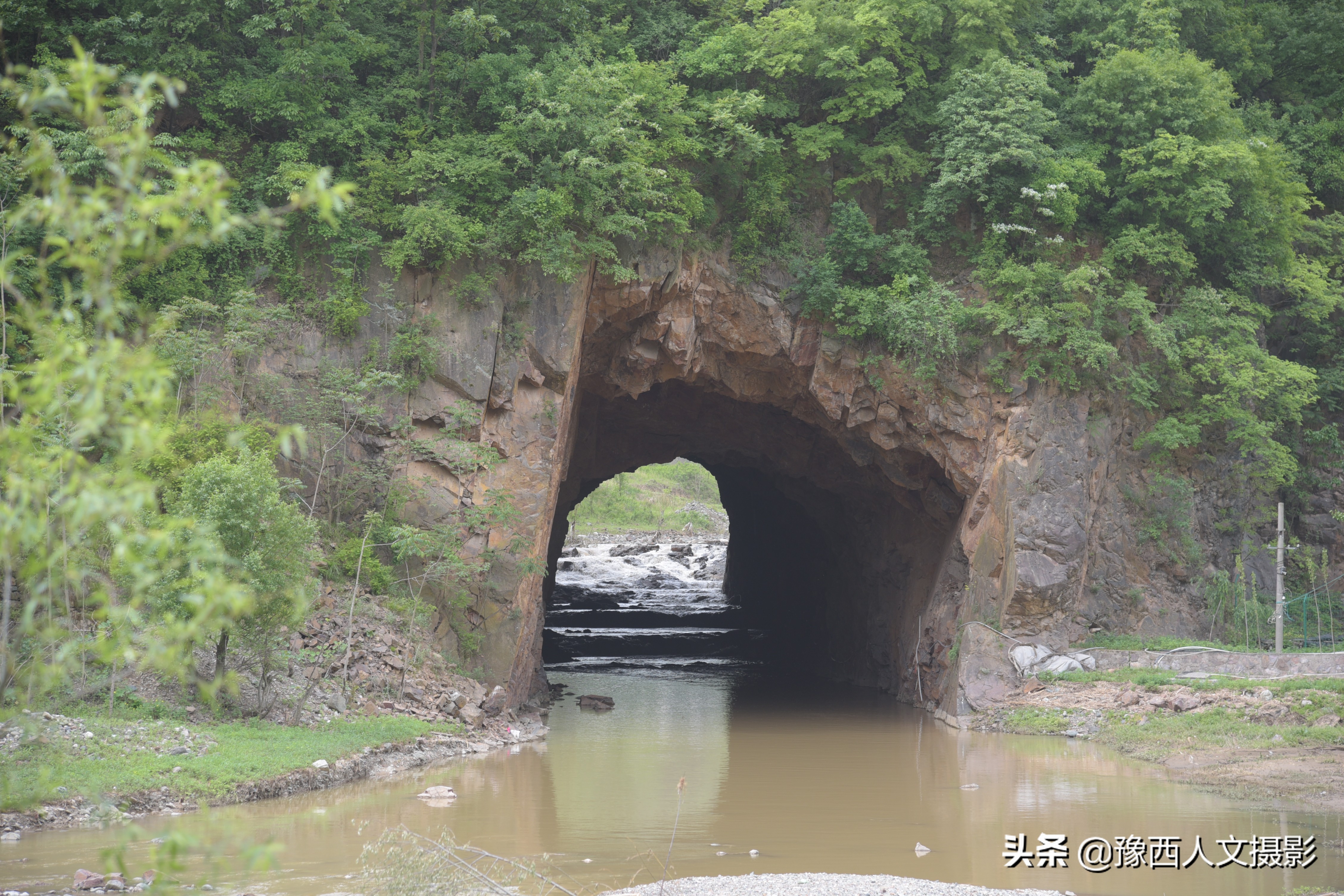悬崖峭壁上现神秘山洞,大山山顶发现巨大深洞