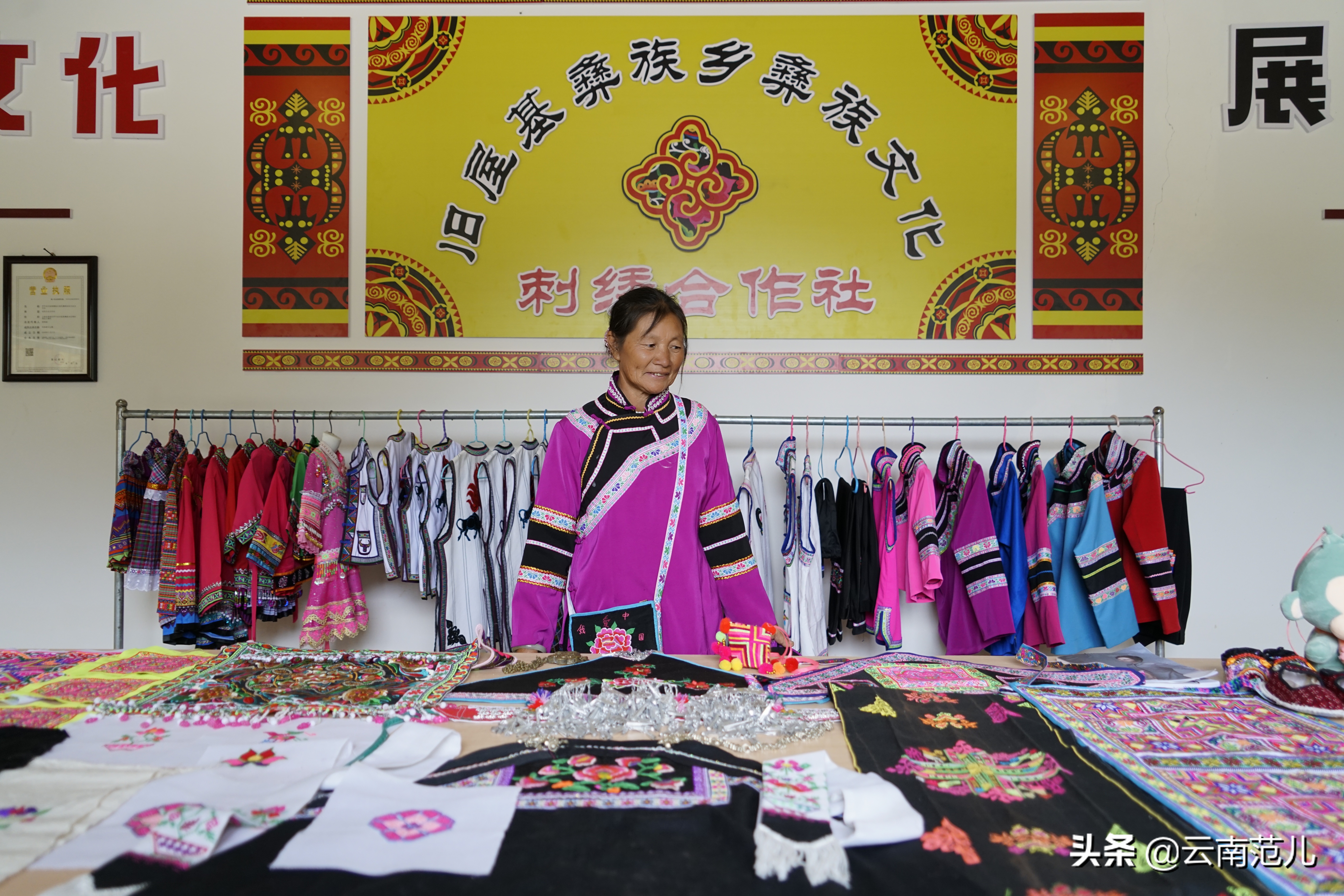 云南的油菜花哪里出名,云南一个地方都是油菜花