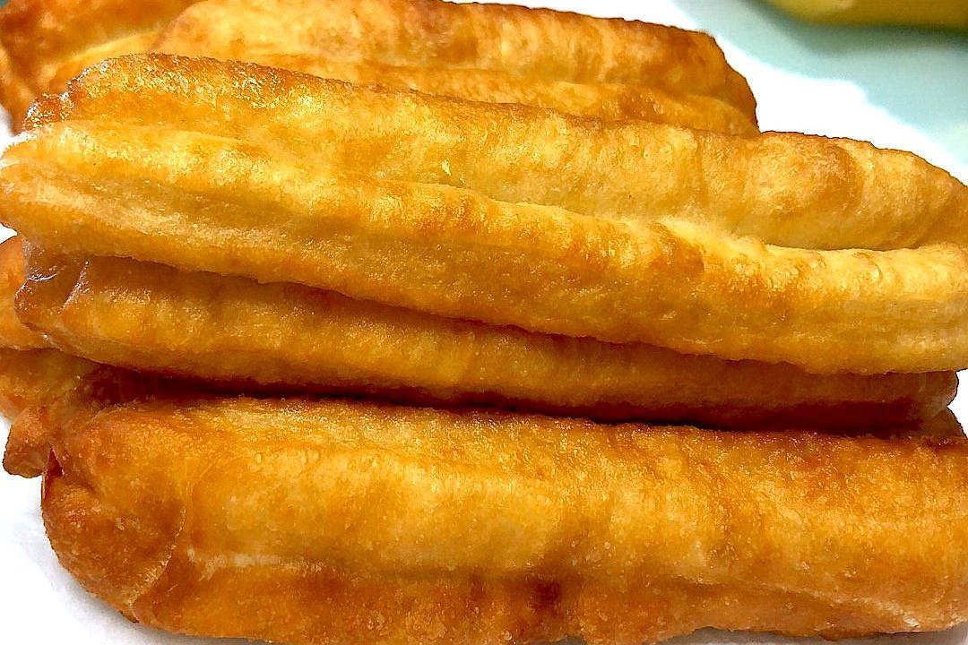 如何炸油条又脆又蓬松配方,家庭版炸油条怎样做才好吃窍门
