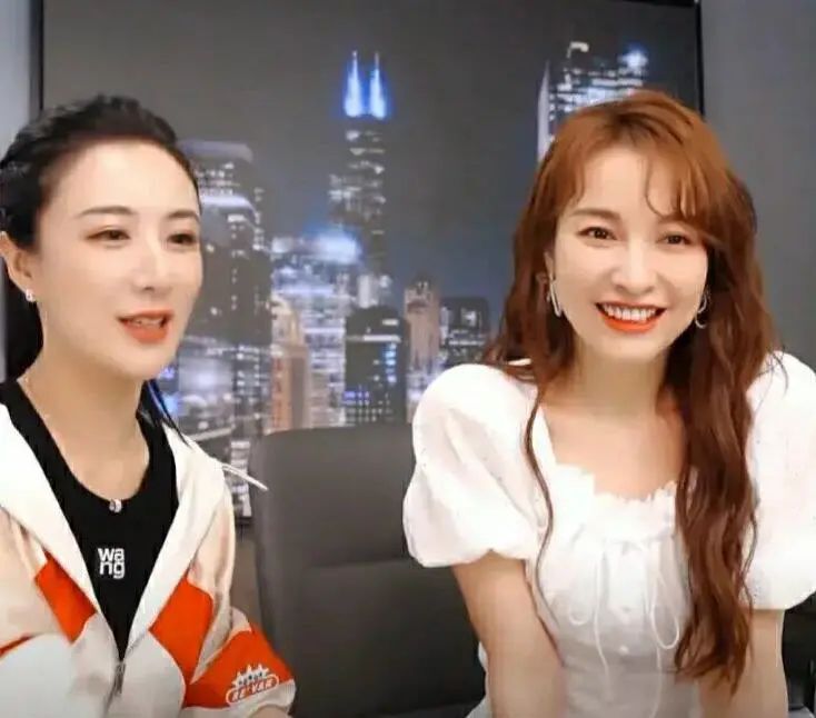 吴昕和薇娅一起直播，蛋黄酥吃的津津有味，3分钟狂卖6400枚