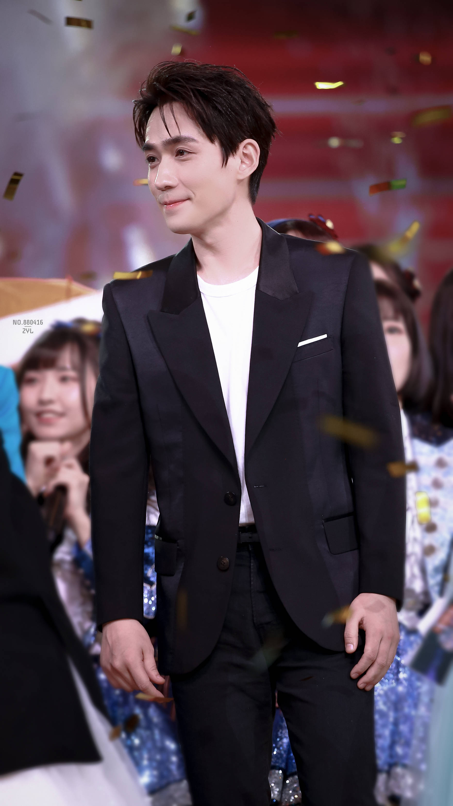 朱一龙跨年衣服,朱一龙瞬间脸红