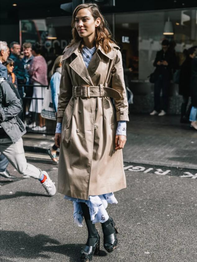 今秋火了一种外套,杏色风衣长款的最佳搭配