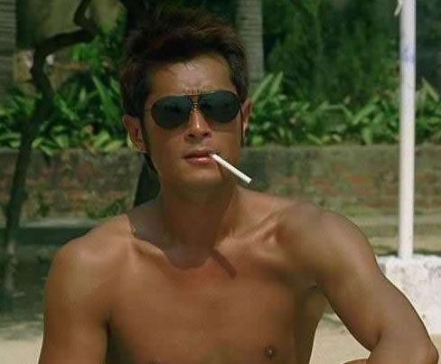 皮肤偏黑的男性适合穿什么颜色,皮肤黑的男子该怎么穿衣服