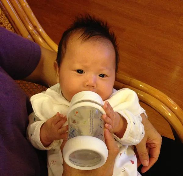 婴儿反胃吐奶小妙招,学习宝宝吐奶正确做法