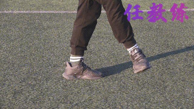 足球运球绕杆教学及训练方法,足球绕杆中考标准动作视频示范